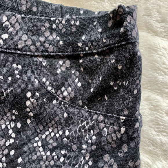 Isaac Mizrahi Ladies snake print Pant - Picture 3 of 9